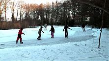 Schlittschuhlaufen auf der zugefrorenen Moorkuhle