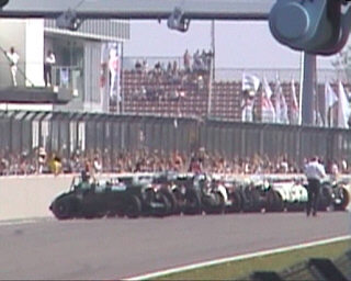 LeMans - Startaufstellung: Auf der einen Seite die Autos...