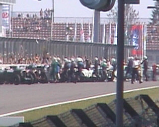 Beim Start rennen die Fahrer zu ihren Wagen...