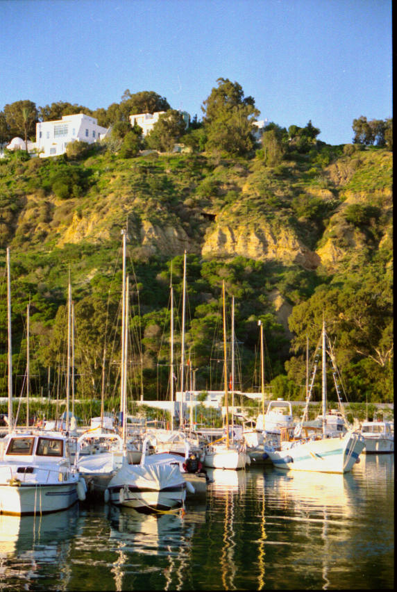 Segelyachten in der Abendsonne im Hafen von Sidi Bou Said