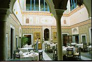 Der Speisesaal des Restaurant Essaraya in Tunis - teilweise unter Arkaden
