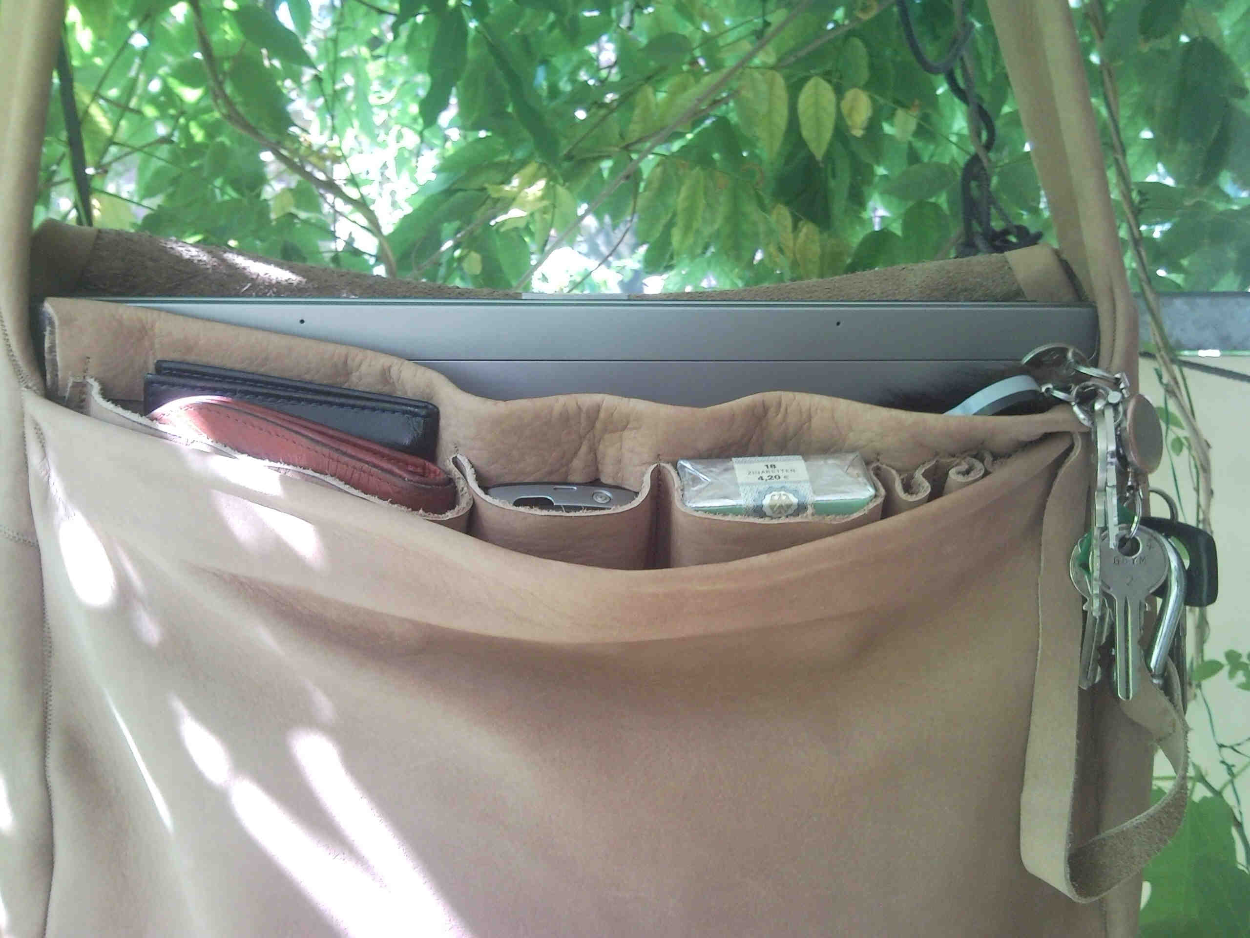 Notebooktasche mit Inhalt