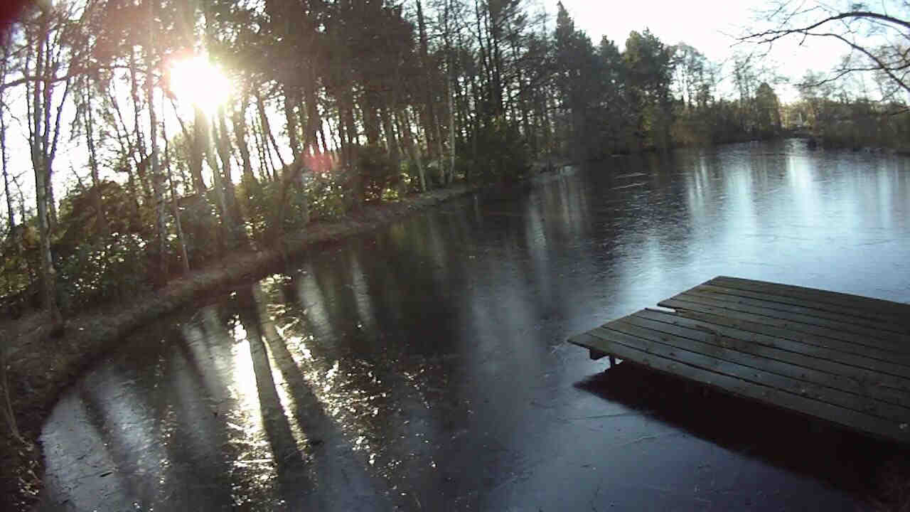 See mit Steg und dünner Eisdecke
