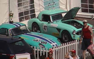 Fahrzeuge eingezäunt und ausgestellt