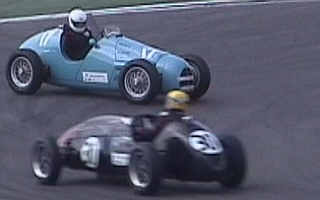 ...jetzt nicht mehr - während ein Cooper T23-Bristol MkII, 1970ccm, BJ 1953, Belgien überholt...