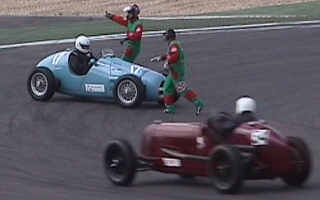 ...und auch ein Maserati 8CM, 2990ccm, BJ 1934, D vorbeizieht...