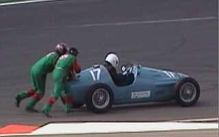 ...bis er dann rausgeschoben wird!